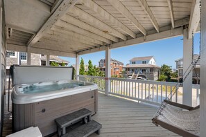 OW17: Mama Burt's | ML Deck - Hot Tub