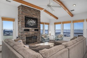 B20: Bay Meadow 20 | TL Living Area