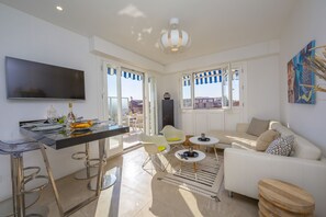 Helles Wohnzimmer mit direktem Zugang zur Dachterrasse