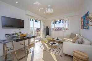 Bright living room with direct access to the rooftop terrace