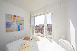 Schlafzimmer mit Doppelbett und angrenzendem Bad