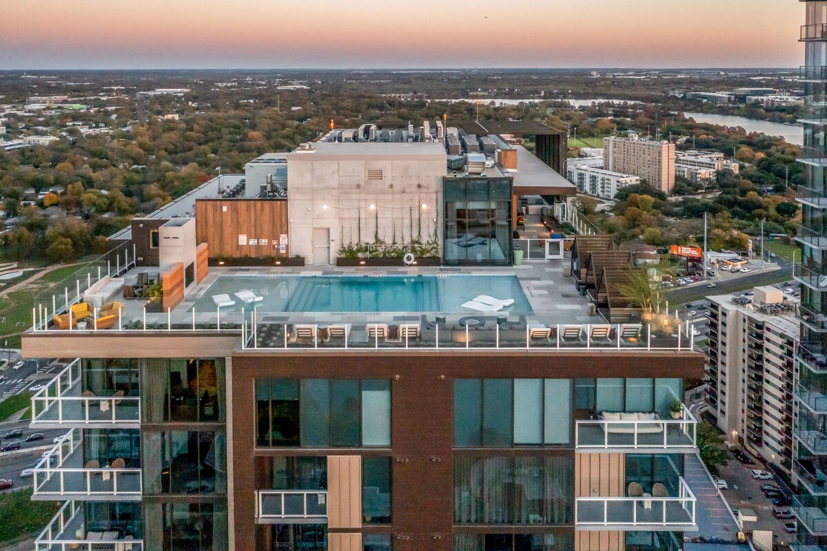 Luxe Rainey Street condo w/private lake-view balcony – rooftop pool & gym