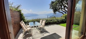 Eine von zwei Terrassen mit atemberaubender Sicht auf den See