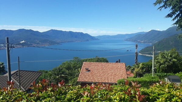Atemberaubende Sicht auf den See hin zu den Schlössern von Cannero bis hinüber nach Stresa und die umliegenden Berge