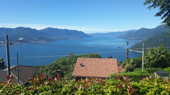 Atemberaubende Sicht auf den See hin zu den Schlössern von Cannero bis hinüber nach Stresa und die umliegenden Berge