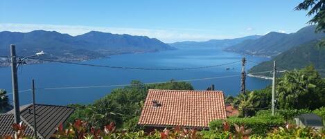 Atemberaubende Sicht auf den See hin zu den Schlössern von Cannero bis hinüber nach Stresa und die umliegenden Berge