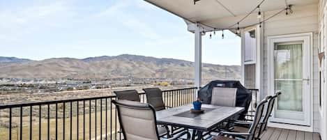 Views of the rolling foothills from the upper deck