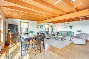 Dining Table | Dishware & Flatware Provided