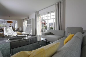 Ein gemütliches Sofa und Sessel im Wohnzimmer