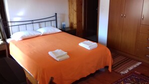 Room with double bed