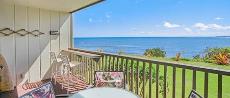 Spacious Ocean Front View Lanai.