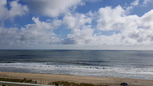 Ocean-Front-Balcony-View-5D-Beachmark-Ocean-City