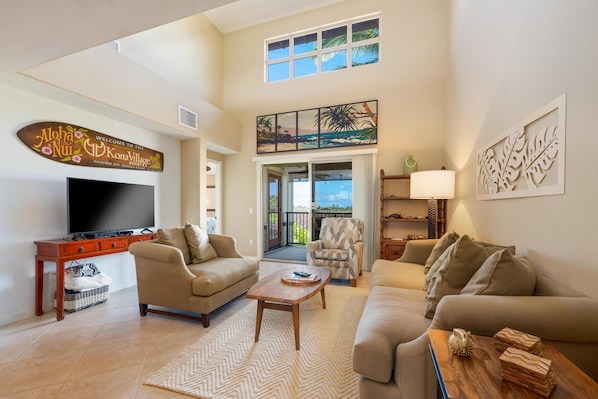 Lovely living area with lanai access~ great light and Hawaii loc