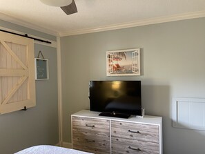 Tv in Queen Room 