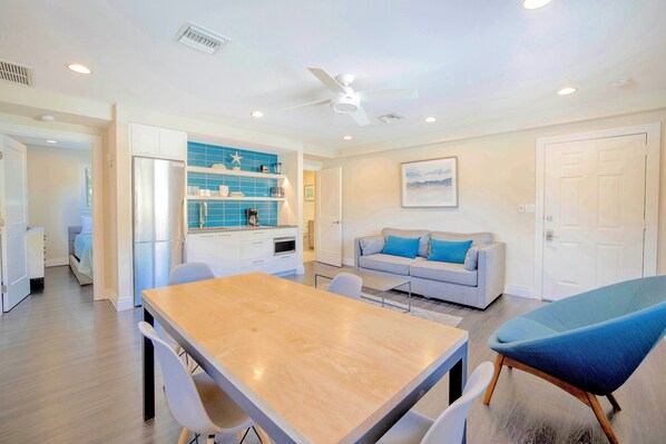 Large beachside unit 12-steps to Siesta Key beach access, Siesta Key 1BR