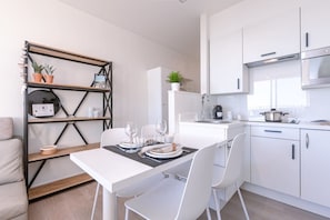 Fully equipped kitchen with dining area