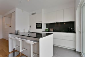 Modern, open plan kitchen (fully equipped)