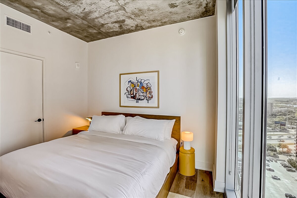 Luxe Rainey Street condo w/lake-view balcony – rooftop pool & gym, dogs OK