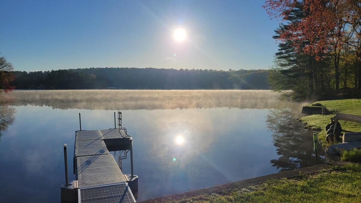 Cozy lake cottage. Bring your boat. New dock at cottage.