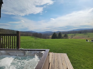 6-person Jacuzzi with panoramic view