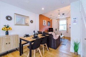 Open plan dining area with a table that can seat up to 6 people, perfect for evening dinners.