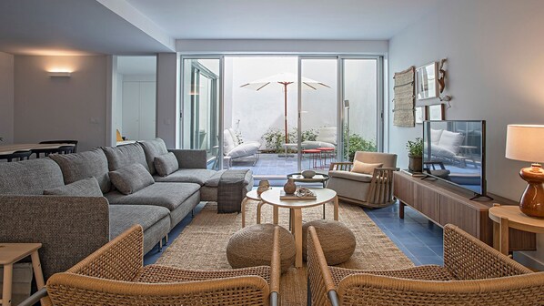 Spacious living area with Smart-TV and comfortable bed. 
#lisbon #airbnb #downtown