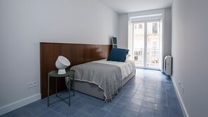 Bedroom with single bed and AC #lisbon #downtown #airbnb