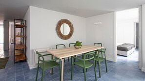 Dining area that easily accomodates 6 people easily #lisbon #downtown #airbnb