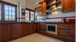 This kitchen is fully stocked with all the appliances and utensils you'll need during your stay.
#kitchen #quality #homecook #portugal #pt #sintra