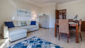 A spacious living room for a family get-together.
#comfort #decor #portugal #pt #sintra