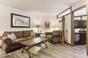 Comfortable Living Room with Wood Fireplace, TV and Pull-Out Sofa Bed