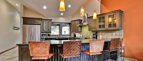 Gourmet Kitchen with Breakfast Bar for 5