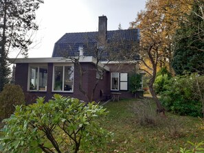 met grote kindvriendelijke tuin, veilig en direct aan  water met kano