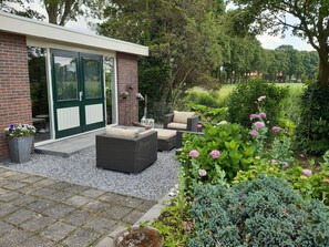 heerlijke loungebank met zicht op tuin en wetering, meerdere zitjes