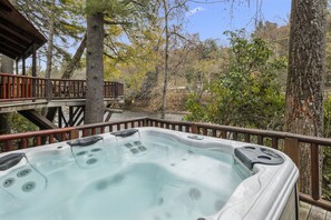 Hot Tub overlooking the Toccoa.