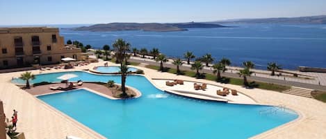 Massive pool with dedicated loungers and umbrella 