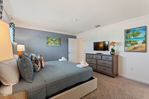 Master Suite ‘Island’ - King bed and its own en-suite bathroom
