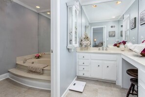 Master ensuite bathroom!