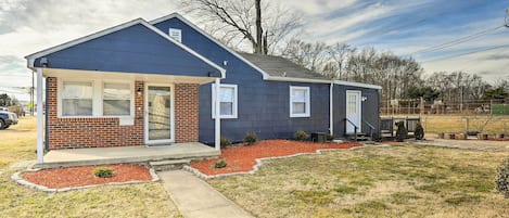 Middle River Vacation Rental | 3BR | 1BA | 1,363 Sq Ft | 2-Step Entry