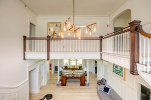 Foyer balcony