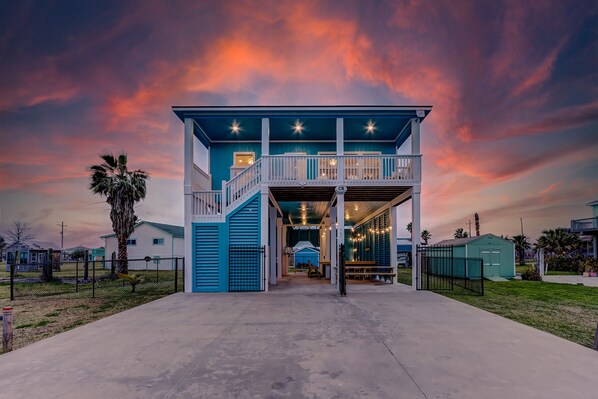 Crystal Beach Break is a 3 bedroom/2 bath home ready for you to come and enjoy! 