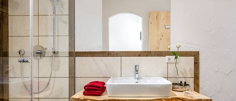 Ferienwohnung Apfelbaum 75 m², 1-4 Personen, 2 Schlafzimmer, Wohnküche, Du/WC, WLAN-Dusche mit Waschtisch