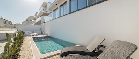 Villa de vacaciones con 3 dormitorios, cocina totalmente equipada, piscina privada, zona de comedor exterior, wifi, canales por satélite y aparcamiento. Situado a pocos metros de los restaurantes e hipermercados locales, a pocos kilómetros del centro de la ciudad.