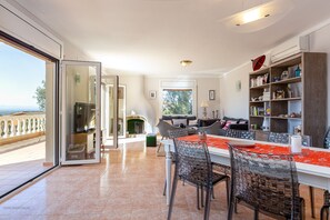 Living and dining room (1)