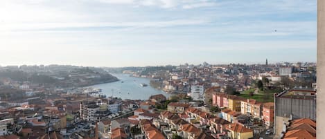 What better way to start your day than being able to experience this view over Porto from the flat's balcony #airbnb #airbnbporto #portugal #pt #porto
 #view #douroriver #premium