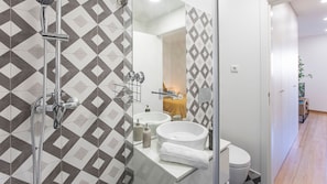 Clean and modern bathroom with shower #porto #airbnb #lovelystay