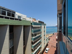 Vista lateral da praia de Las Canteras.