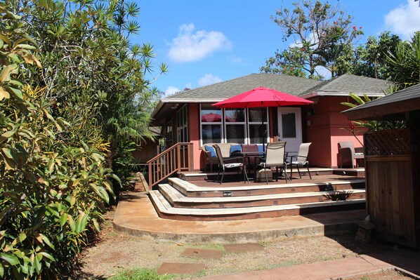 Deck with outdoor dining area!