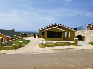 Modern 3 bedrooms, 3 bathrooms, AC in the entire villa, ocean view, secured