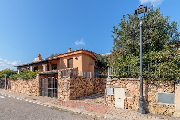 Holiday home front & entrance with parking space